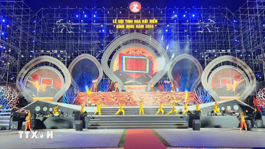 Các tiết mục văn nghệ đặc sắc trình diễn tại khai mạc Lễ hội tinh hoa đất biển Bình Định năm 2024. (Ảnh: Sỹ Thắng/TTXVN) Các tiết mục văn nghệ đặc sắc trình diễn tại khai mạc Lễ hội tinh hoa đất biển Bình Định năm 2024. (Ảnh: Sỹ Thắng/TTXVN)