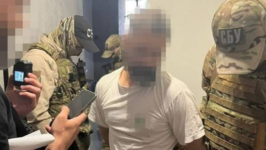 Lực lượng an ninh Ukraine bắt giữ một nghi phạm “âm mưu đảo chính”. Ảnh: SBU Lực lượng an ninh Ukraine bắt giữ một nghi phạm “âm mưu đảo chính”. Ảnh: SBU