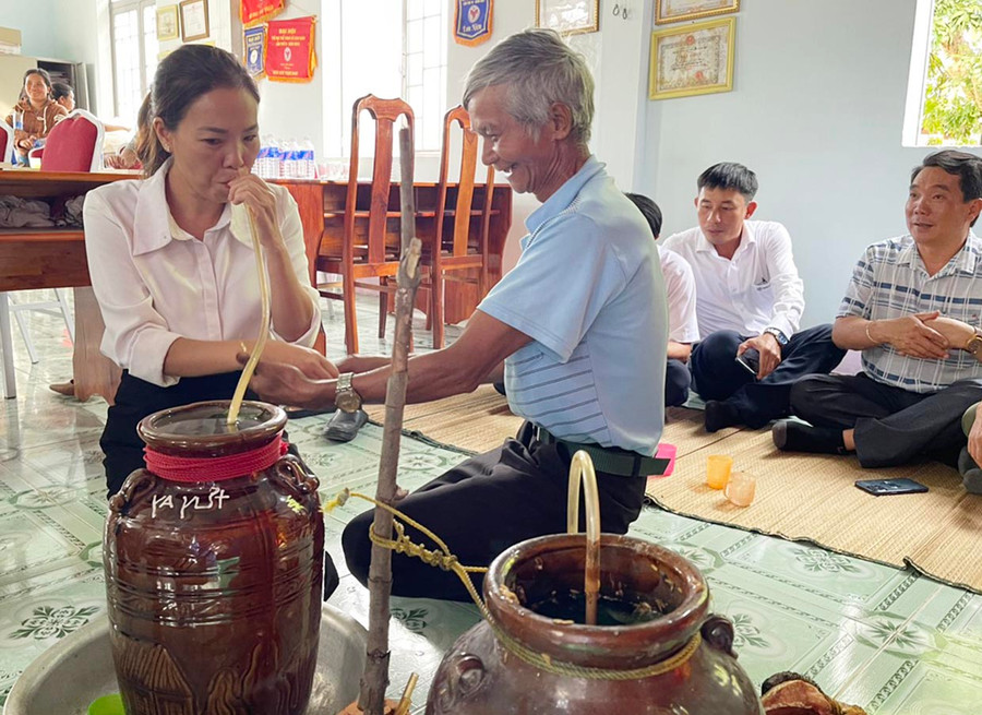 Thầy cúng Nay Kai lần lượt đeo vòng đồng cho các bên tham gia kết nghĩa. Ảnh: V.C Thầy cúng Nay Kai lần lượt đeo vòng đồng cho các bên tham gia kết nghĩa. Ảnh: V.C
