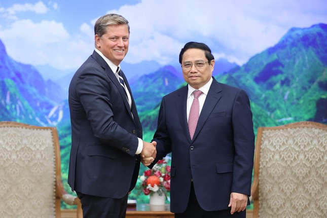 Thủ tướng Phạm Minh Chính tiếp Phó Chủ tịch cấp cao phụ trách quan hệ Chính phủ và kinh doanh toàn cầu của Tập đoàn SpaceX. Thủ tướng Phạm Minh Chính tiếp Phó Chủ tịch cấp cao phụ trách quan hệ Chính phủ và kinh doanh toàn cầu của Tập đoàn SpaceX.