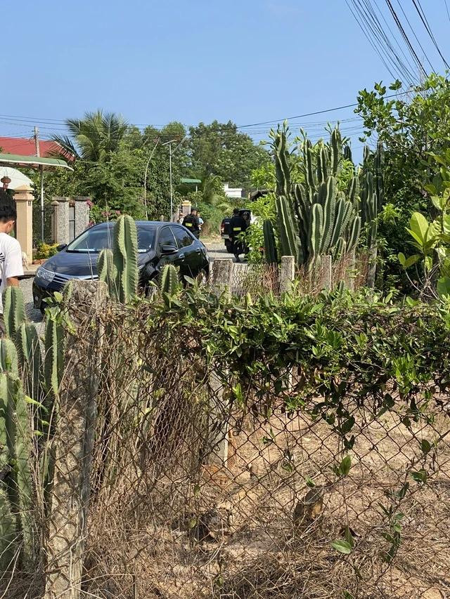 Cơ quan CSĐT đang khám xét nhà bị can Hoàng Tuy. Ảnh H.L Cơ quan CSĐT đang khám xét nhà bị can Hoàng Tuy. Ảnh H.L