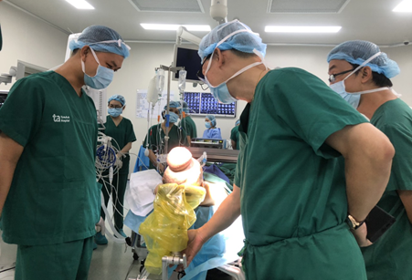 Các bác sĩ đang hội chẩn trước ca phẫu thuật khó này Các bác sĩ đang hội chẩn trước ca phẫu thuật khó này