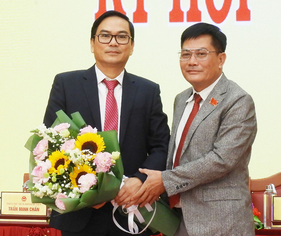 Chủ tịch HĐND huyện Đak Đoa Nguyễn Hữu Thọ (bìa phải) tặng hoa chúc mừng tân Chủ tịch UBND huyện Bùi Thanh Bình. Ảnh: Thanh Nhật Chủ tịch HĐND huyện Đak Đoa Nguyễn Hữu Thọ (bìa phải) tặng hoa chúc mừng tân Chủ tịch UBND huyện Bùi Thanh Bình. Ảnh: Thanh Nhật