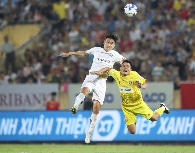 Thanh Hóa (áo vàng) có khởi đầu khá tốt, chơi đôi công với đội chủ nhà