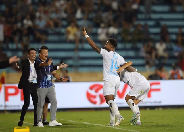 HLV Vũ Hồng Việt ăn mừng chiến thắng cùng các cầu thủ Nam Định