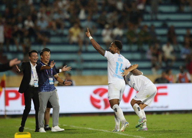 HLV Vũ Hồng Việt ăn mừng chiến thắng cùng các cầu thủ Nam Định