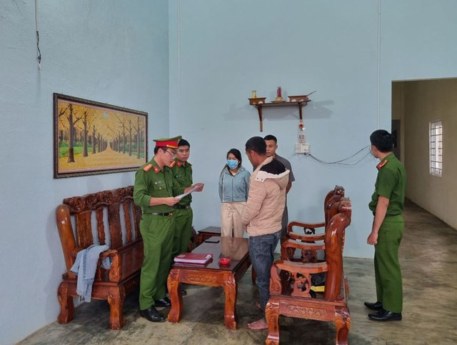 Đắk Nông: Cho vay tiền với lãi suất lên đến 684%/năm, 1 bị can bị khởi tố - Ảnh 1. Công an H.Đắk Glong (Đắk Nông) đọc lệnh khám xét nơi ở của bị can Nghĩa. Ảnh: C.T.V.