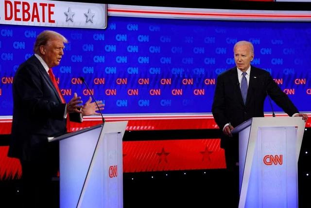 Cựu Tổng thống Mỹ Donald Trump và Tổng thống Joe Biden trong cuộc tranh luận tối 27.6. Ảnh Reuters