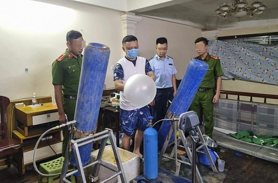 Lực lượng chức năng kiểm tra số lượng bình khí N20 trái phép Lực lượng chức năng kiểm tra số lượng bình khí N20 trái phép