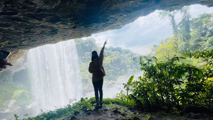 Góc thác 50 từ Hang Én nhìn ra. Ảnh: Thanh Thảo