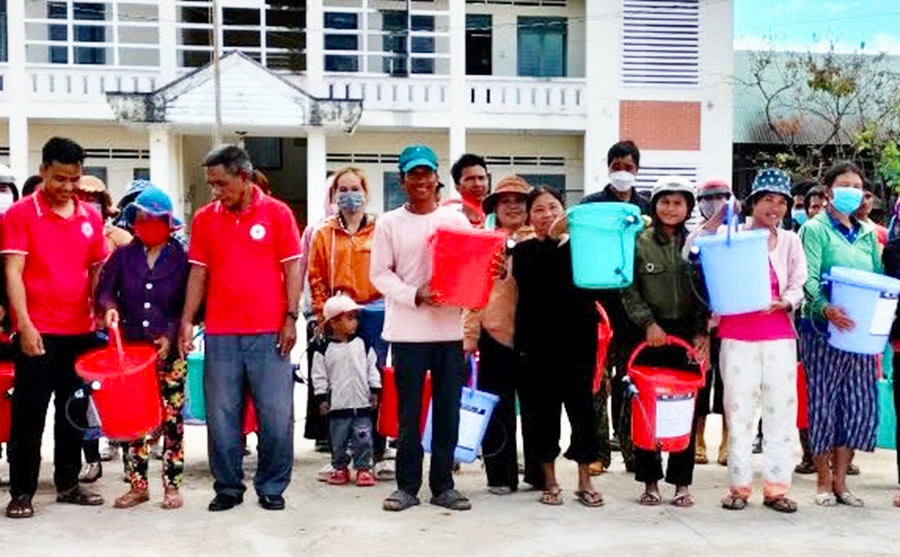 Hộ nghèo xã Ia Tul vui mừng khi nhận bộ lọc nước. Ảnh: Mai Linh Hộ nghèo xã Ia Tul vui mừng khi nhận bộ lọc nước. Ảnh: Mai Linh