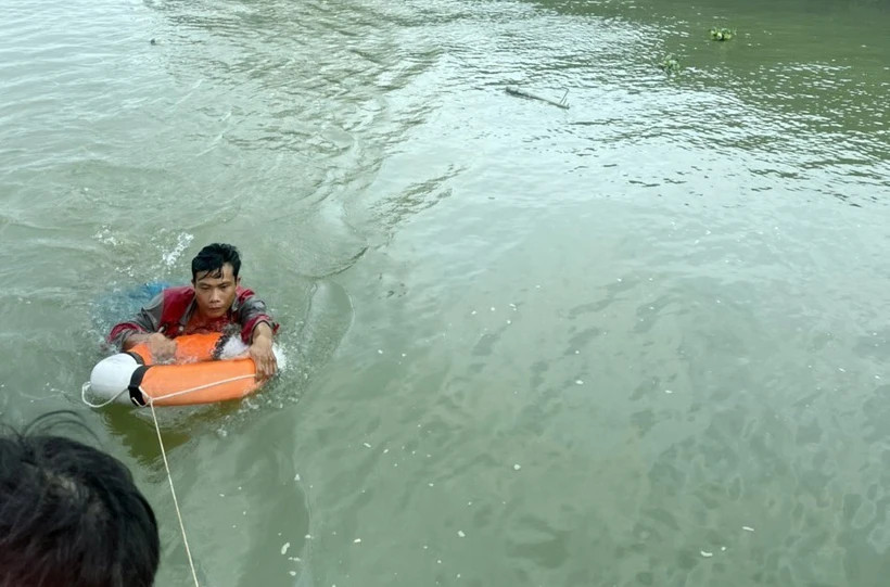 Anh Nguyễn Minh Thư được cán bộ, chiến sỹ Biên phòng Thành phố cứu hộ thành công. (Ảnh: TTXVN phát) Anh Nguyễn Minh Thư được cán bộ, chiến sỹ Biên phòng Thành phố cứu hộ thành công. (Ảnh: TTXVN phát)