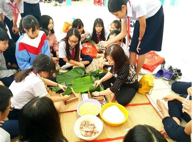 Học sinh và giáo viên cùng nhau gói bánh chưng. Ảnh: Bảo Hân Học sinh và giáo viên cùng nhau gói bánh chưng. Ảnh: Bảo Hân