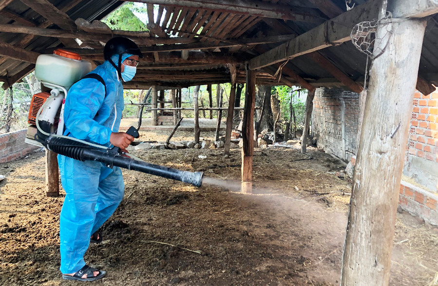 Lực lượng chức năng huyện Krông Pa phun khử khuẩn khu vực chăn nuôi gia súc. Ảnh: L.N Lực lượng chức năng huyện Krông Pa phun khử khuẩn khu vực chăn nuôi gia súc. Ảnh: L.N