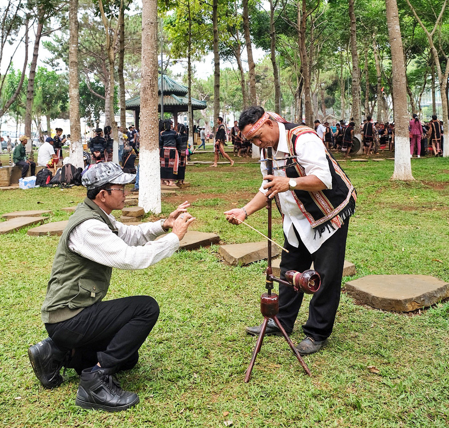 Du khách thích thú trước hình ảnh nghệ nhân Tây Nguyên chơi đàn nhị (đàn cò). Ảnh: Minh Châu Du khách thích thú trước hình ảnh nghệ nhân Tây Nguyên chơi đàn nhị (đàn cò). Ảnh: Minh Châu