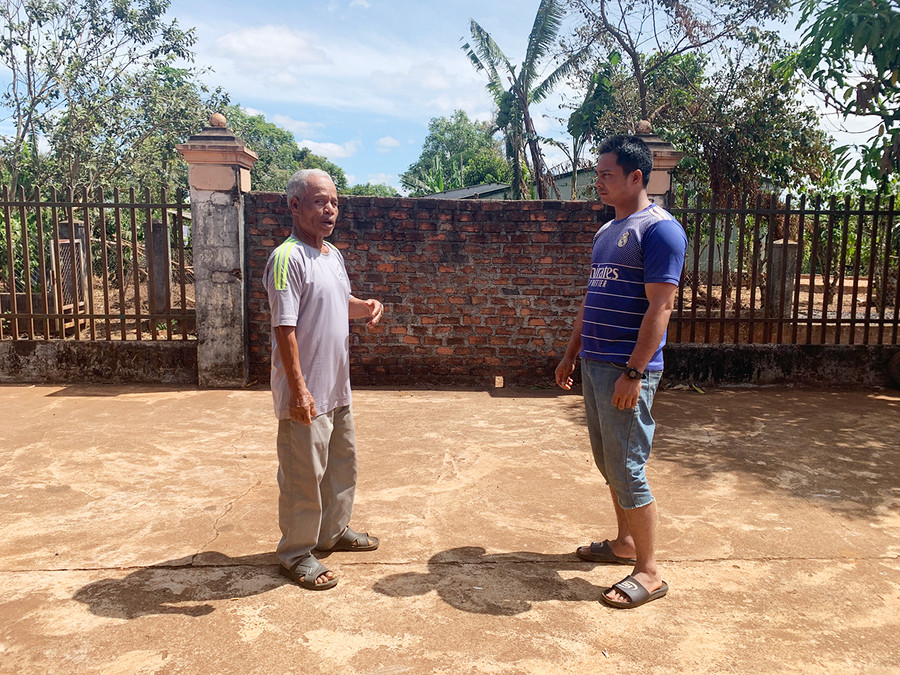 Ông Ksor Hrênh (bìa trái)-Trưởng ban Công tác Mặt trận kiêm già làng (làng Tốt, xã Ia Sao) trao đổi công việc với người dân. Ảnh: R&apos;Ô HOK