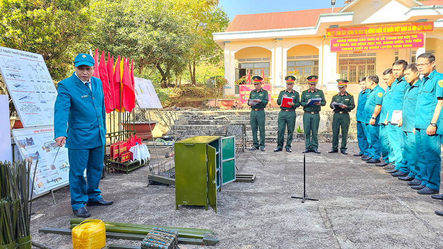 Ban tổ chức chấm điểm các loại mô hình học cụ, huấn luyện. Ảnh: Bá Bính Ban tổ chức chấm điểm các loại mô hình học cụ, huấn luyện. Ảnh: Bá Bính