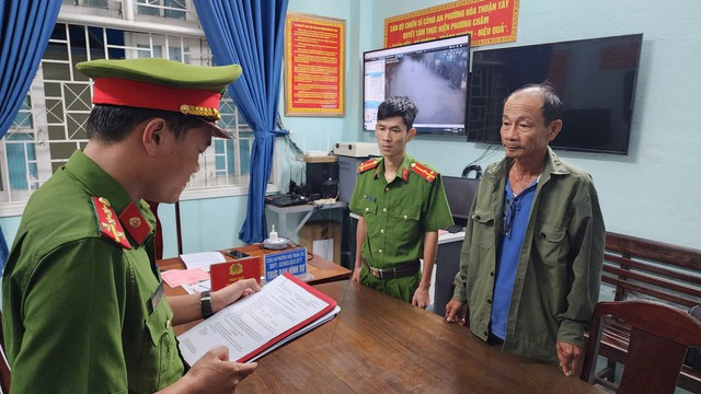 Ngọc bị tống đạt các quyết định khởi tố, bắt tạm giam. Ảnh: Nguyễn Tú Ngọc bị tống đạt các quyết định khởi tố, bắt tạm giam. Ảnh: Nguyễn Tú