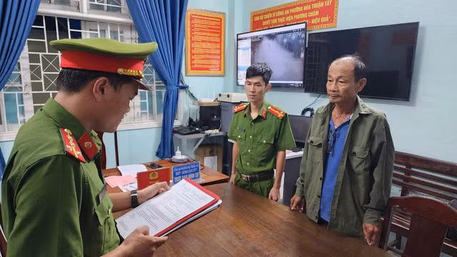 Ngọc bị tống đạt các quyết định khởi tố, bắt tạm giam. Ảnh: Nguyễn Tú