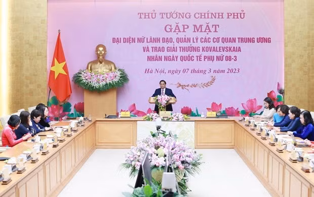 Thủ tướng Phạm Minh Chính chúc mừng đại diện nữ lãnh đạo và các nhà khoa học nữ. (Ảnh: Dương Giang/TTXVN)
