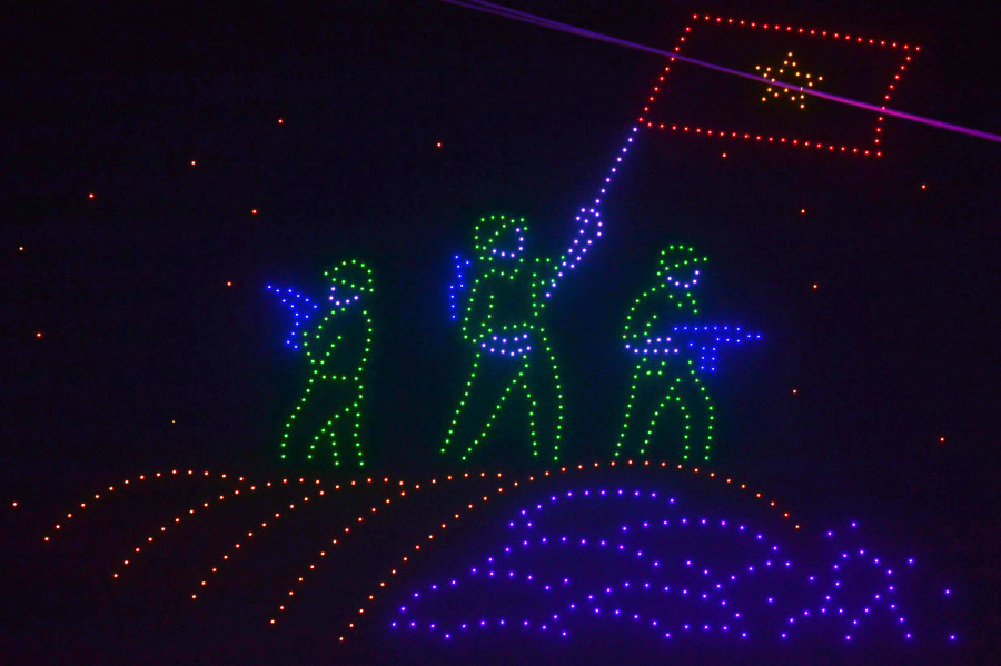 Hình ảnh lá cờ quyết chiến, quyết thắng tung bay trên nóc hầm của tướng De Castries, kết thúc chiến dịch 56 ngày đêm &quot;khoét núi, ngủ hầm, mưa dầm, cơm vắt&quot;. Ảnh: ĐÌNH HUY