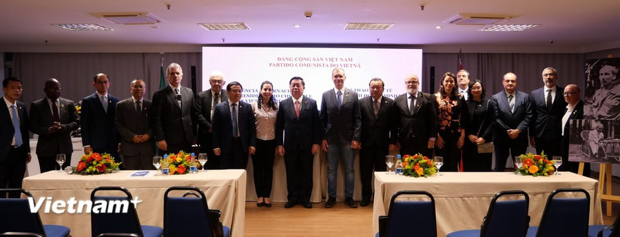 Các đại biểu tham dự Hội thảo “Chủ tịch Hồ Chí Minh và quan hệ ViệtNam-Mỹ Latinh” chụp ảnh lưu niệm (Ảnh: Diệu Hương/Vietnam+)