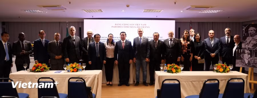 Các đại biểu tham dự Hội thảo “Chủ tịch Hồ Chí Minh và quan hệ ViệtNam-Mỹ Latinh” chụp ảnh lưu niệm (Ảnh: Diệu Hương/Vietnam+)