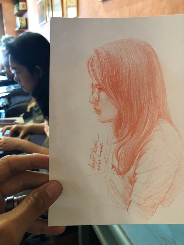 Hầu hết người nhận được tranh của anh Hưng đều rất vui và biết ơn anh. Ảnh: Từ Quang Hưng Hầu hết người nhận được tranh của anh Hưng đều rất vui và biết ơn anh. Ảnh: Từ Quang Hưng