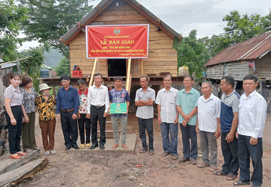 Các đại biểu tham gia bàn giao nhà ở cho gia đình anh Ksor Lý (buôn Phùm, xã Ia Rsươm). Ảnh: Nguyễn Chi