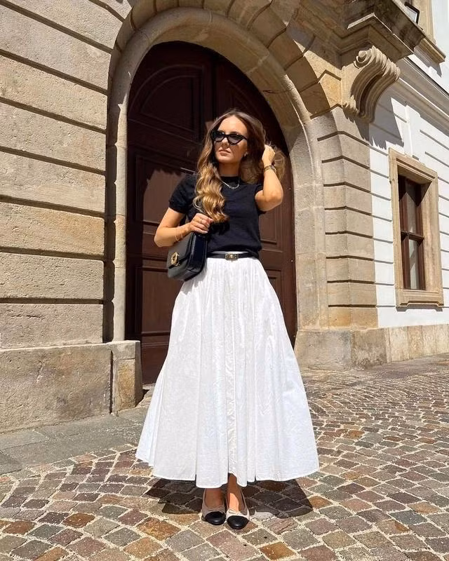 Hãy mặc theo phong cách casual cổ điển trong mùa này bằng cách kết hợp cặp đôi áo phông ngắn tay và chân váy chữ A, giày búp bê và bổ sung thêm dây lưng màu đen để tô điểm thêm cho bản phối có thêm điểm nhấn. Ảnh Rebekabarath