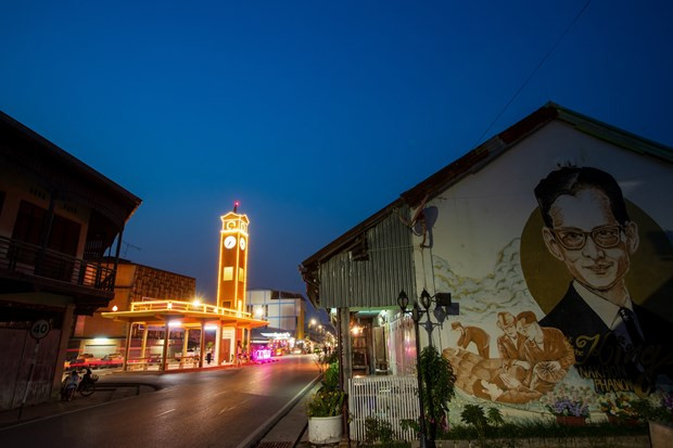 Đến Tháp đồng hồ Việt kiều ở Nakhon Phanom nếu không có hình ảnh Quốc Vương Rama 9, thoạt nhìn nhiều người sẽ lầm tưởng đây là một góc khác của chợ Bến Thành (Việt Nam). Tháp được cộng đồng người Việt xây dựng vào năm 1960. (Ảnh: Tổng cục Du lịch Thái Lan) Đến Tháp đồng hồ Việt kiều ở Nakhon Phanom nếu không có hình ảnh Quốc Vương Rama 9, thoạt nhìn nhiều người sẽ lầm tưởng đây là một góc khác của chợ Bến Thành (Việt Nam). Tháp được cộng đồng người Việt xây dựng vào năm 1960. (Ảnh: Tổng cục Du lịch Thái Lan)