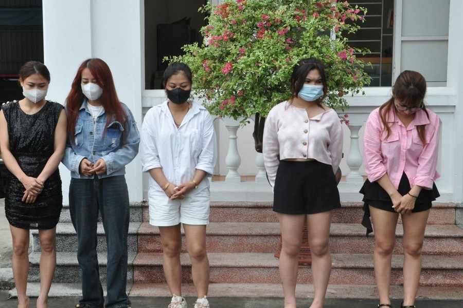 Tuyết (áo hồng) và 4 gái mại dâm bị bắt quả tang.