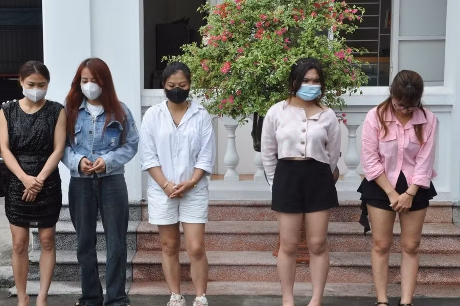 Tuyết (áo hồng) và 4 gái mại dâm bị bắt quả tang.