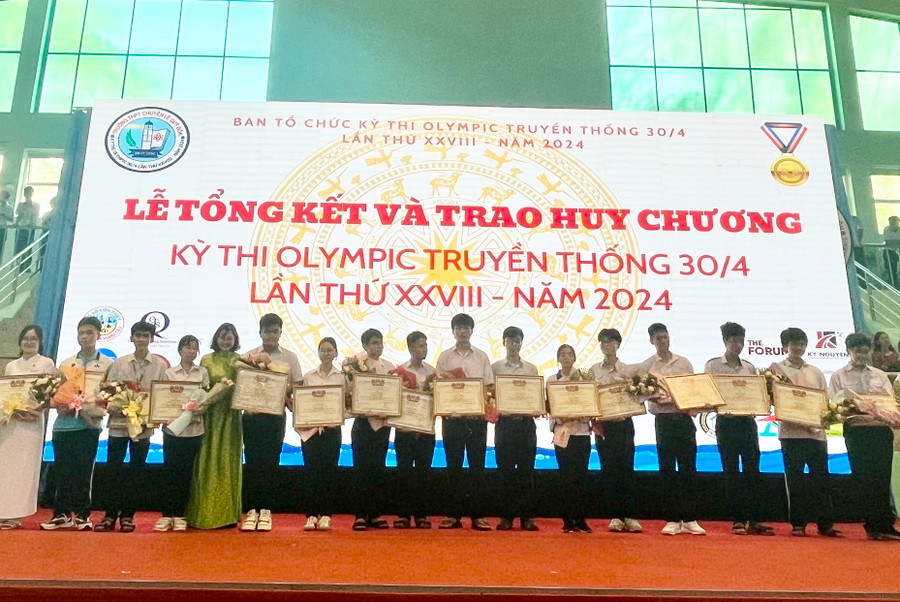 Trao huy chương cho các học sinh đạt thành tích cao tại Kỳ thi. Ảnh: TL