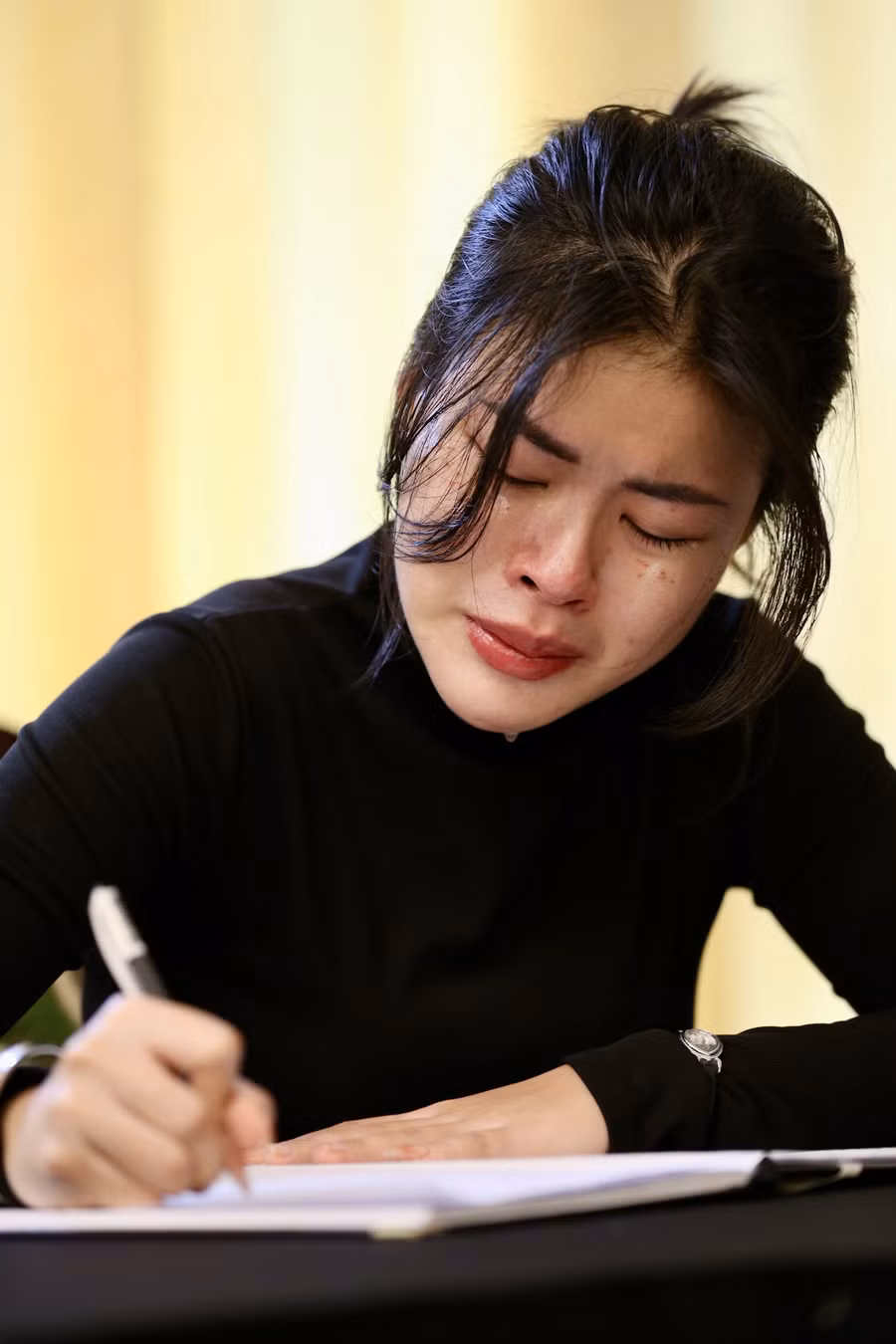 Viết sổ tang với tình cảm chân thành nhất, rất nhiều người không kìm được nước mắt