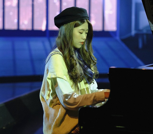 Không chỉ hát hay, cô nàng gen Z tài năng này còn biết chơi đàn piano. Ảnh: NVCC Không chỉ hát hay, cô nàng gen Z tài năng này còn biết chơi đàn piano. Ảnh: NVCC