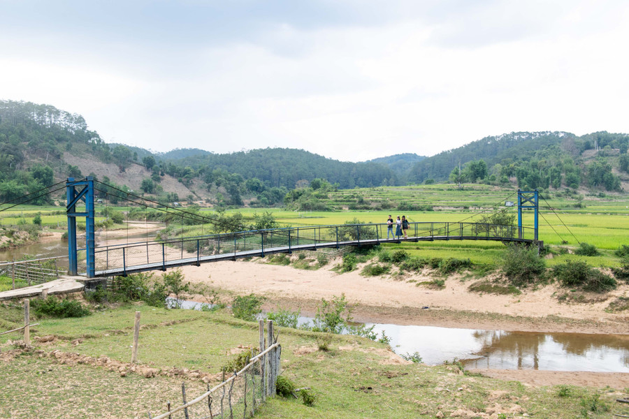 Thôn có 3 cây cầu treo bắc qua suối Nước Long, gồm Kon Doa, Y Bây và Kon Péc.