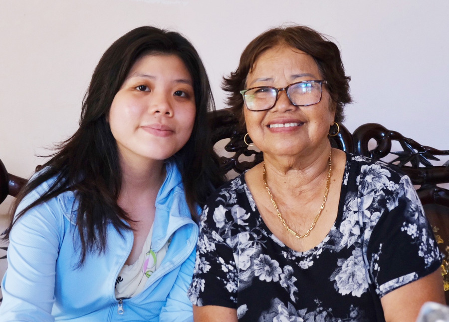 Bà H&apos;Phiên bên cháu ngoại. Ảnh: Hoàng Ngọc