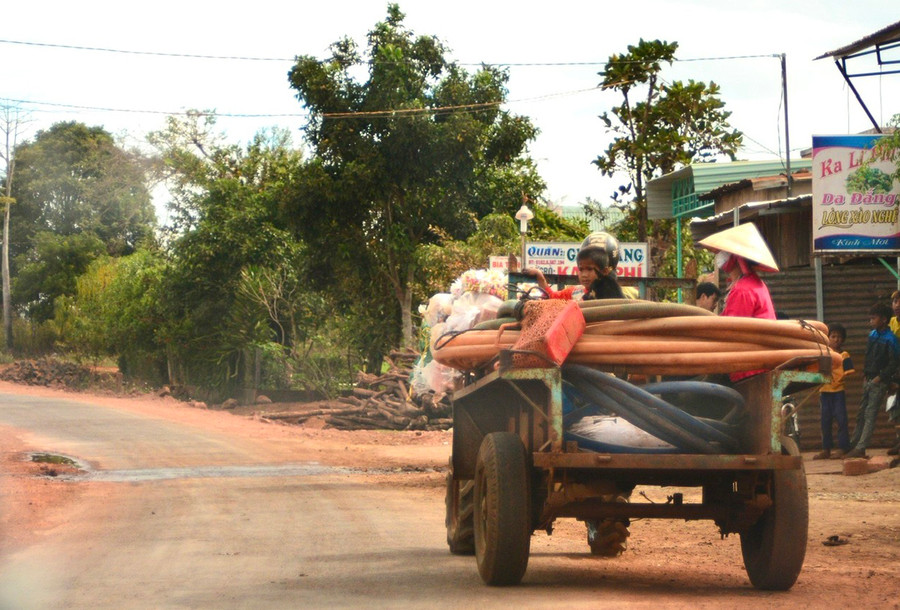 Xe công nông chở người phía sau thùng xe vẫn còn tham gia giao thông, tiềm ẩn nguy cơ tai nạn giao thông. Ảnh: M.P Xe công nông chở người phía sau thùng xe vẫn còn tham gia giao thông, tiềm ẩn nguy cơ tai nạn giao thông. Ảnh: M.P