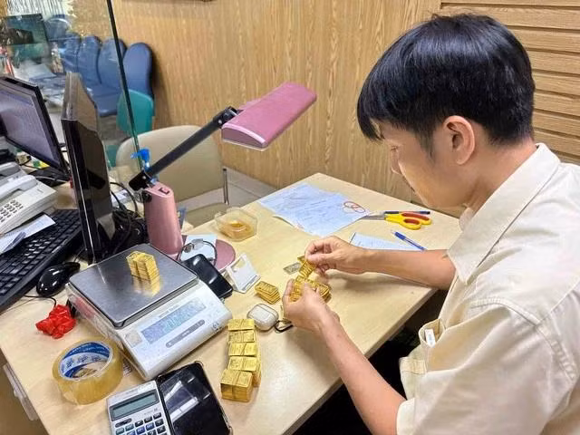 Giá vàng miếng SJC đứng yên ở mức cao. ẢNH: T.XUÂN
