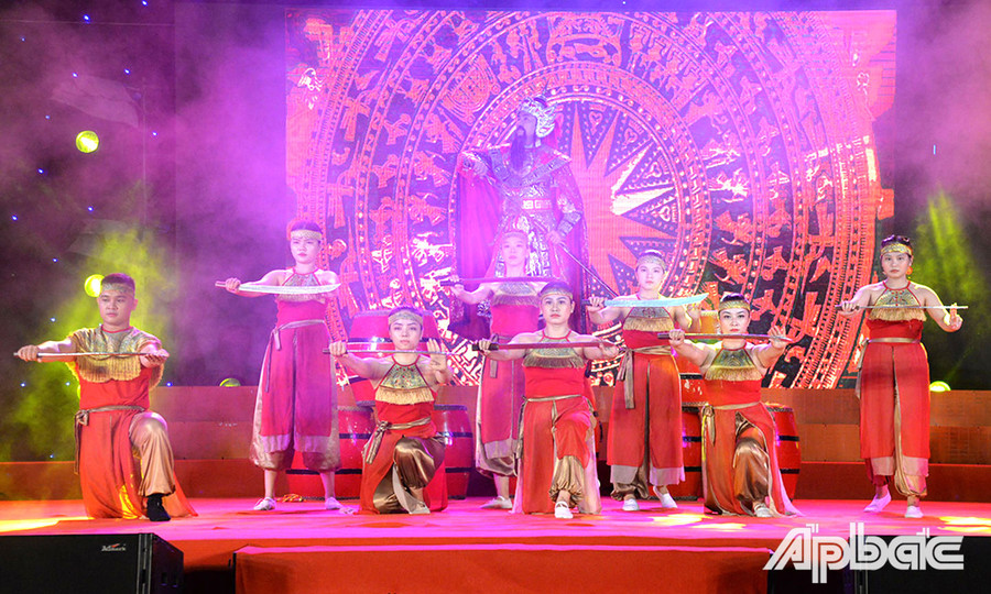 Các hoạt động, phong trào văn hóa, văn nghệ được tỉnh quan tâm, đầu tư, tạo nên phong trào văn hóa lành mạnh, bổ ích trong nhân dân. (Ảnh chụp tiết mục biểu diễn tại Hội thi “Hát sử ca” tỉnh Tiền Giang lần thứ I năm 2022). Ảnh: Thu Hoài/bvhttdl.gov.vn Các hoạt động, phong trào văn hóa, văn nghệ được tỉnh quan tâm, đầu tư, tạo nên phong trào văn hóa lành mạnh, bổ ích trong nhân dân. (Ảnh chụp tiết mục biểu diễn tại Hội thi “Hát sử ca” tỉnh Tiền Giang lần thứ I năm 2022). Ảnh: Thu Hoài/bvhttdl.gov.vn