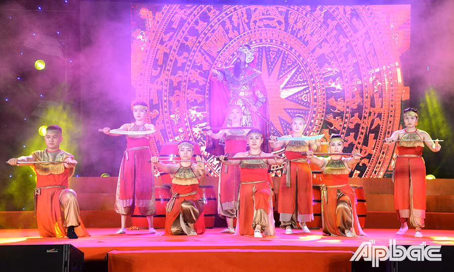 Các hoạt động, phong trào văn hóa, văn nghệ được tỉnh quan tâm, đầu tư, tạo nên phong trào văn hóa lành mạnh, bổ ích trong nhân dân. (Ảnh chụp tiết mục biểu diễn tại Hội thi “Hát sử ca” tỉnh Tiền Giang lần thứ I năm 2022). Ảnh: Thu Hoài/bvhttdl.gov.vn