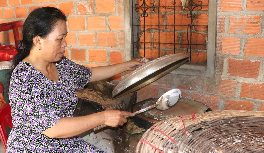 Nhờ được tạo điều kiện vay vốn để đầu tư mua dụng cụ làm bánh tráng, gia đình bà Huỳnh Thị Thọ (tổ 15, phường An Phú, thị xã An Khê) có thêm nguồn thu nhập ổn định. Ảnh: N.M
