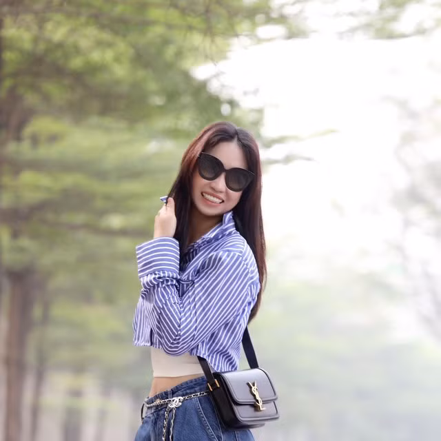 Áo crop top và chiếc dây lưng duyên dáng phối kết hài hòa với nhau làm nên lời giới thiệu tinh tế về vòng eo và sự trẻ trung đáng mơ ước.