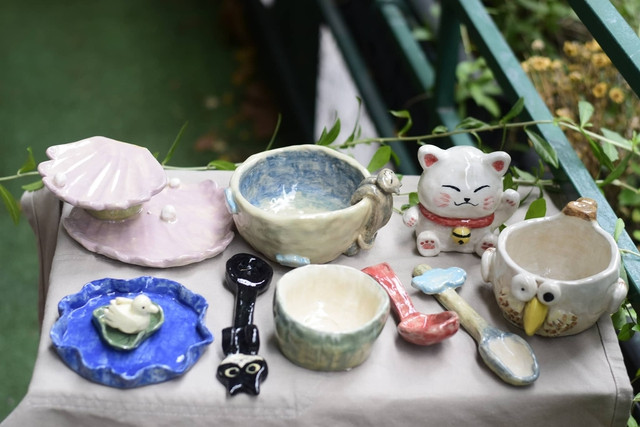 Từ khối đất sét thô, các mẫu chén, dĩa, ly, đồ trang trí... được thành hình và không “đụng hàng” làm bạn trẻ thích thú Từ khối đất sét thô, các mẫu chén, dĩa, ly, đồ trang trí... được thành hình và không “đụng hàng” làm bạn trẻ thích thú