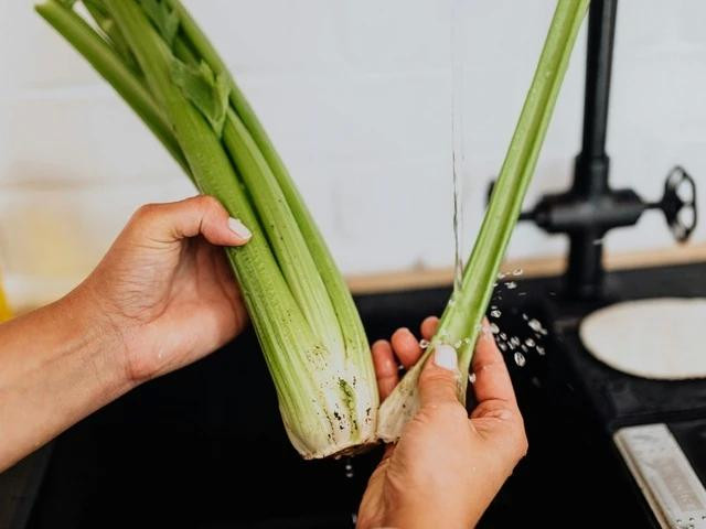 Một số hợp chất trong cần tây có tác dụng giảm cholesterol trong máu. Ảnh PEXELS Một số hợp chất trong cần tây có tác dụng giảm cholesterol trong máu. Ảnh PEXELS