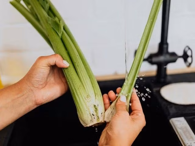 Một số hợp chất trong cần tây có tác dụng giảm cholesterol trong máu. Ảnh PEXELS