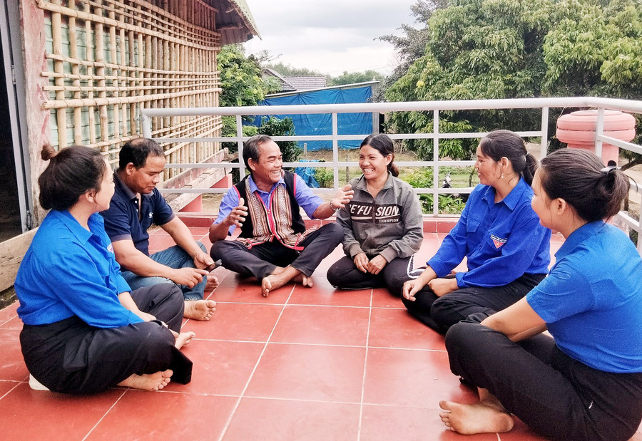 Bên mái nhà rông, già làng A Mlíu kể chuyện truyền thống cho thế hệ trẻ. Ảnh: VKC Bên mái nhà rông, già làng A Mlíu kể chuyện truyền thống cho thế hệ trẻ. Ảnh: VKC