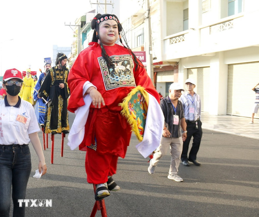 Đoàn Nghinh Ông xuất du chiều dài gần 1km với sự tham gia của gần 1.000 người diễu hành qua các đường phố trung tâm thành phố Phan Thiết (Bình Thuận). (Ảnh: Nguyễn Thanh/TTXVN) Đoàn Nghinh Ông xuất du chiều dài gần 1km với sự tham gia của gần 1.000 người diễu hành qua các đường phố trung tâm thành phố Phan Thiết (Bình Thuận). (Ảnh: Nguyễn Thanh/TTXVN)