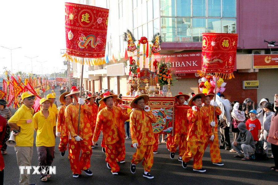 Đoàn Nghinh Ông xuất du chiều dài gần 1km với sự tham gia của gần 1.000 người diễu hành qua các đường phố trung tâm thành phố Phan Thiết (Bình Thuận). (Ảnh: Nguyễn Thanh/TTXVN) Đoàn Nghinh Ông xuất du chiều dài gần 1km với sự tham gia của gần 1.000 người diễu hành qua các đường phố trung tâm thành phố Phan Thiết (Bình Thuận). (Ảnh: Nguyễn Thanh/TTXVN)